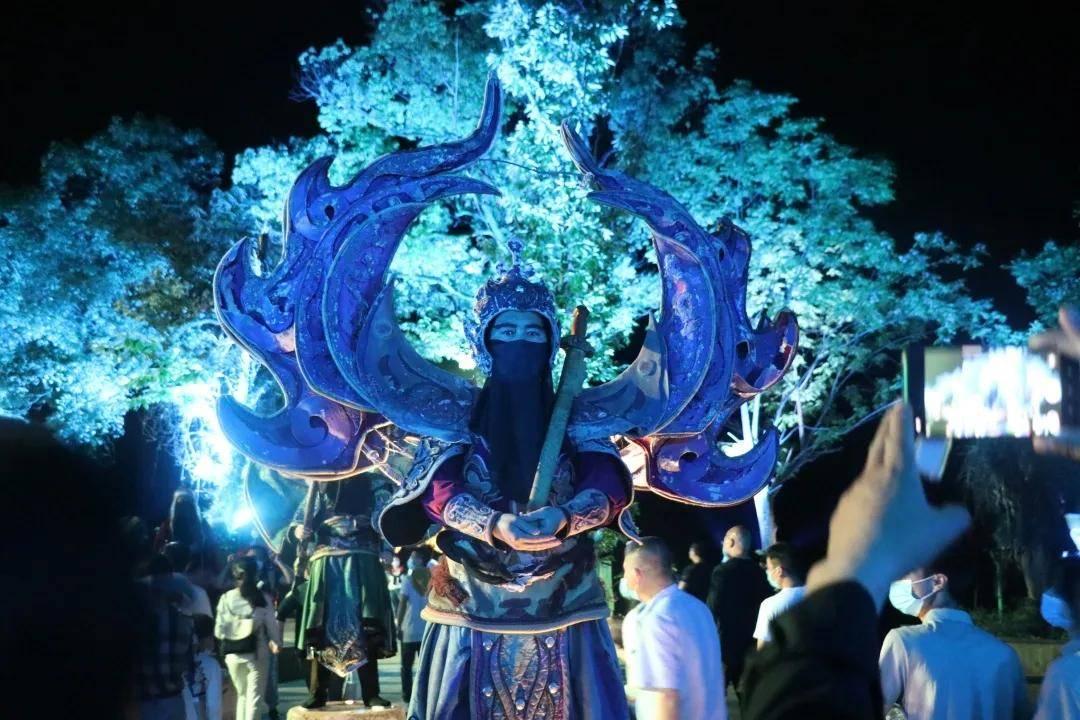 救援时尚的女孩